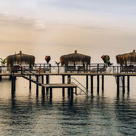 Blue Marlin Deluxe & Hotell Konaklı